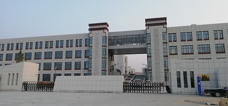 鄂爾多斯市蒙古族學(xué)校電教室電腦桌，安裝升降屏風(fēng)桌